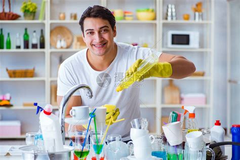 在家享受洗碗家务的男人高清图片下载-正版图片507416218-摄图网