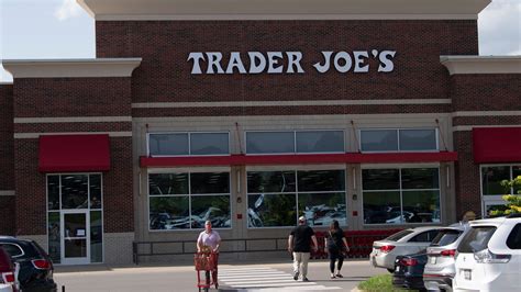 Franklin Trader Joe's opens to many happy shoppers