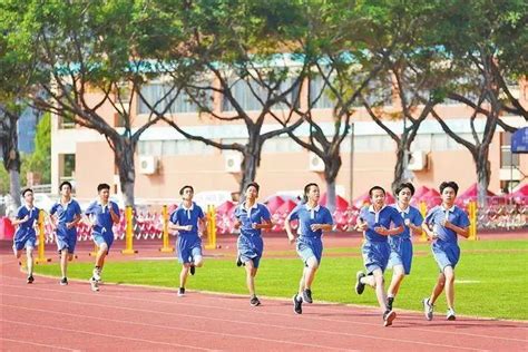 广州体育中考开考，12.4万人参加考试 ——逾半数考生选择足球+跳绳