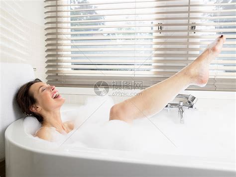 洗澡的性感美女图片_浴缸里洗澡的性感美女素材_高清图片_摄影照片_寻图免费打包下载