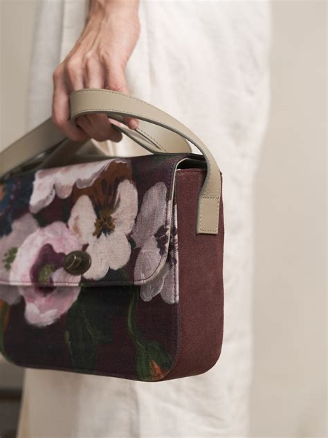 Sling Bag | Portrait of Vase – The Ink Bucket