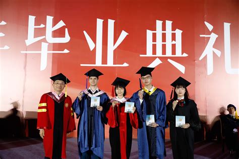 苏州大学2022年毕业典礼暨学位授予仪式举行