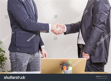 Man Business Suit HandsUp 的图像结果