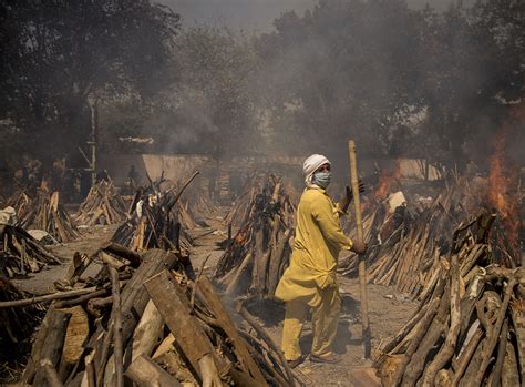 印度新冠病亡者激增 火葬场成排火化遗体