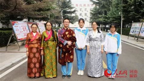 组图：福建三明市西藏班中学生欢送入藏新兵_新浪军事_新浪网