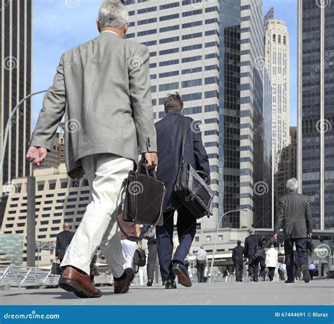 Business People Walking On Street 的图像结果