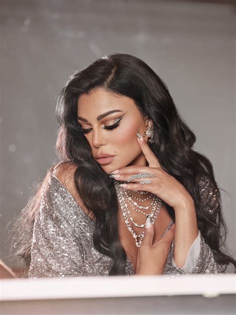 هيفاء وهبي بفستان أحمر مخملي بفتحة أمامية .. صور | سينما | وكالة رم ...