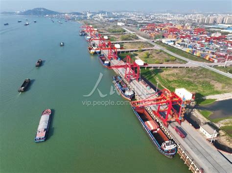 安徽芜湖：国内首个无人卸船机系统正式投入运营_码头