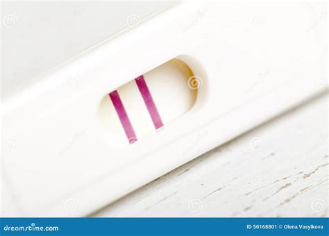 Prueba De Embarazo Positiva Imagen de archivo - Imagen de examen ...