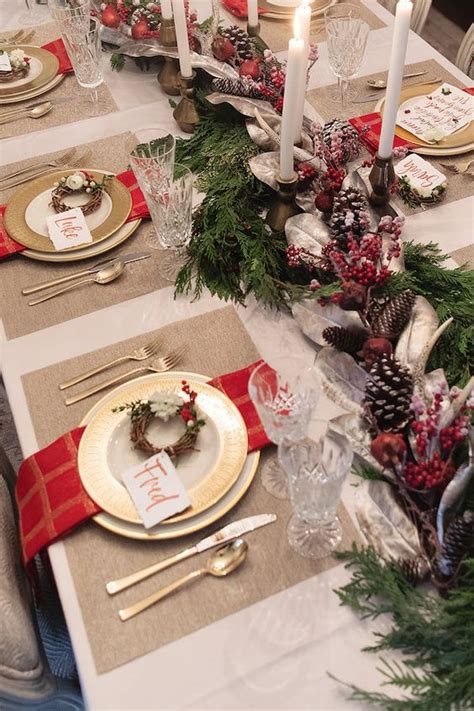 25 Inspiring Christmas Table Setting Ideas - DigsDigs
