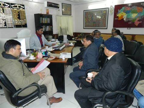 हफ्ते में कम से कम एक दिन जरूर हो वाहन जांच : डीएम - Must be at least ...