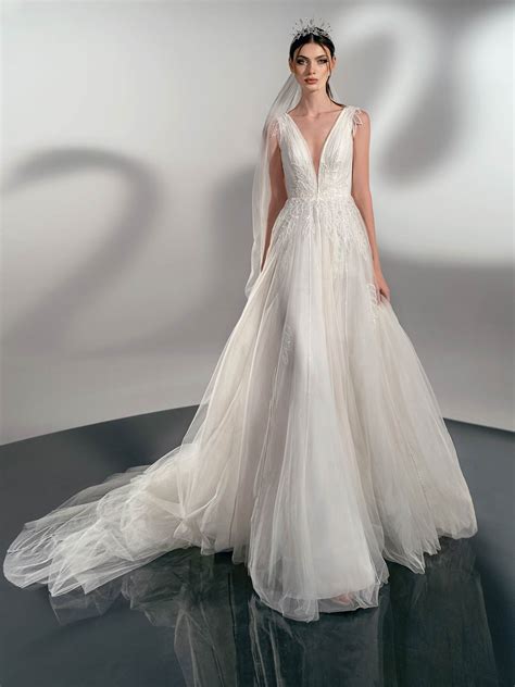 A-line wedding dress with leaf embroidery