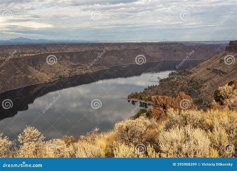Beautiful Overview of the Billy Chinook Lake in the Cove Palisades ...