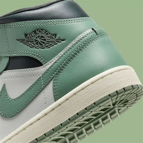 Women's Air Jordan 1 Mid "Jade Smoke" - HQZ