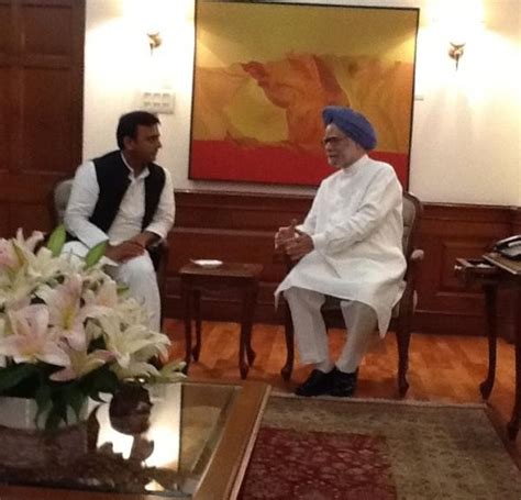 Akhilesh Yadav Meets Manmohan Singh, Seeks Centre's Support - IBTimes India