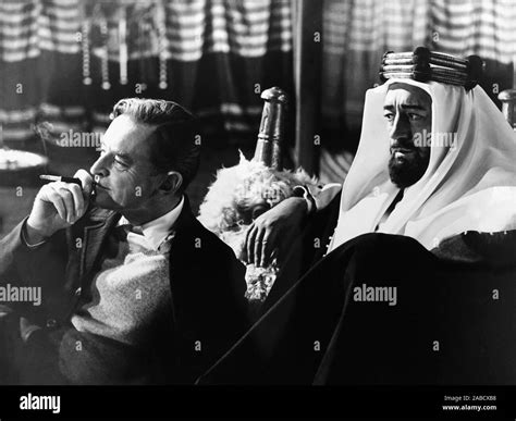 LAWRENCE OF ARABIA, director David Lean (left) and Alec Guinness, on set, 1962 Stock Photo - Alamy