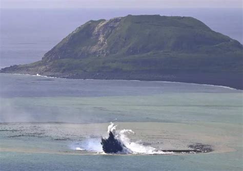 எரிமலை வெடிப்பால் உருவான புதிய தீவு: ஜப்பான் ஆச்சரியம்!