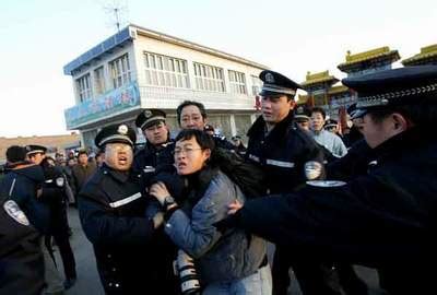 包头空难现场发生短暂冲突 两记者被警方带离 (图)_新闻中心_新浪网