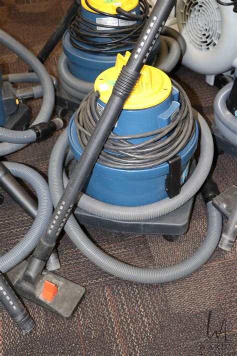 Top Vac Plus shop vac with hose and floor attachment - working at time ...