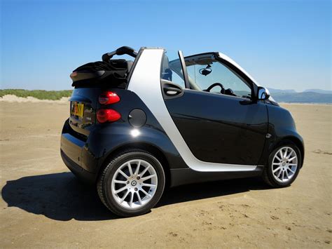 Roj - Fashion & Lifestyle / Clubbing & Car Tunes: Small Car, Big City! - Smart Fortwo Cabriolet