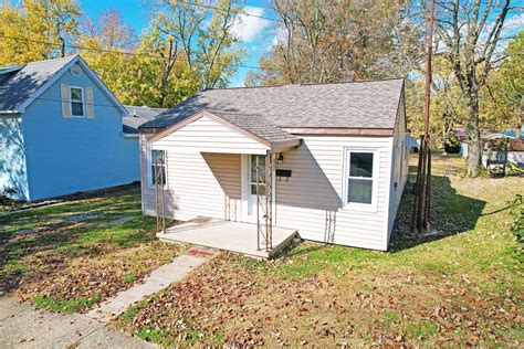 House for sale in Mount Carmel: 422 W 11th Street, Mount Carmel, IL 62863