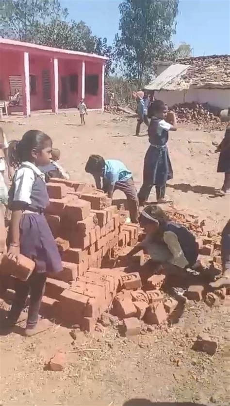 Viral Video: टॉयलेट बनाने के लिए स्कूली बच्चों से करवायी मजदूरी! देखिए ...