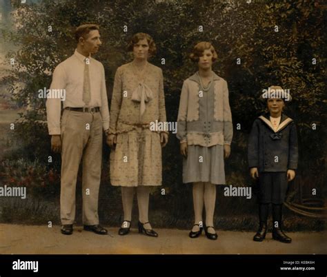 Family portrait 1930s hi-res stock photography and images - Alamy