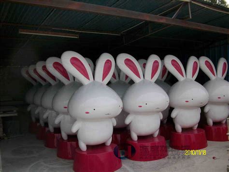 玻璃钢兔子雕塑室外卡通兔子园林动物公仔摆件雕塑定制做生产厂家 - 广州辰佳雕塑工艺品有限公司 - 景观雕塑供应 - 园林资材网