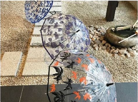 Durchsichtige Regenschirme mit traditionellen japanischen Motiven ...