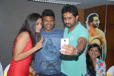 Looks who’s taking a selfie with Puneeth Rajkumar | Kannada Movie News ...