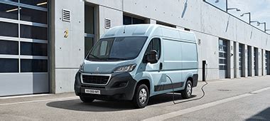 NUOVI PEUGEOT E-3008 E E-5008 LONG RANGE: RISPETTIVAMENTE 700 KM E 668 ...