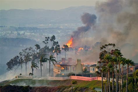 Coastal fire burns 20 homes, forces evacuations in Laguna Niguel ...