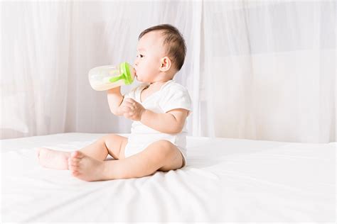 婴儿睡觉吐奶怎么回事 这些诱因危害极大不得不防 - 妈妈育儿网