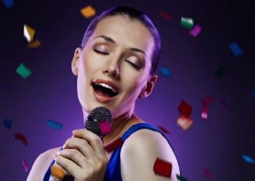 年轻女人唱歌高清摄影大图-千库网