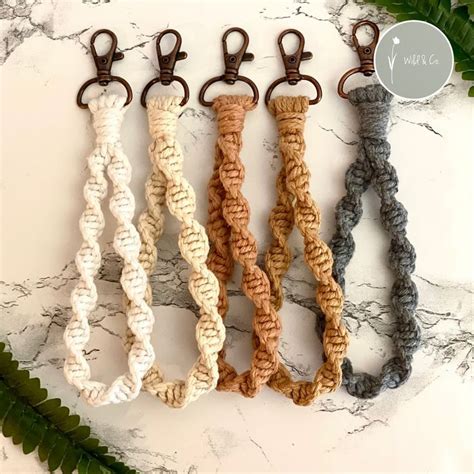 Rezultat imagine pentru DIY Macrame Keychain Free Pattern