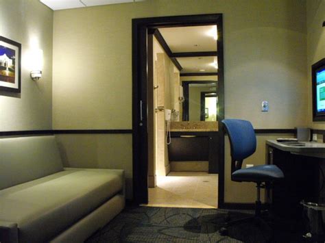 Minute Suites at Dallas-Fort Worth International Airport | Amex US