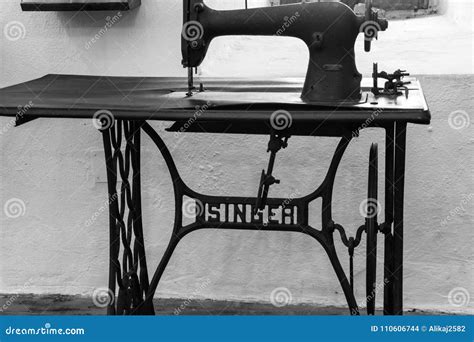 Using a Treadle Singer Sewing Machine 的图像结果