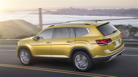 2018 Volkswagen Atlas 7-seat SUV unveiled; plug-in hybrid coming, but when?