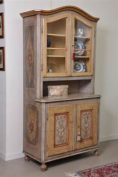 credenze tirolesi vetrina credenza sagomata e decorata a mano in stile credenze tirolesi vetrina credenza sagomata e decorata a mano in stile