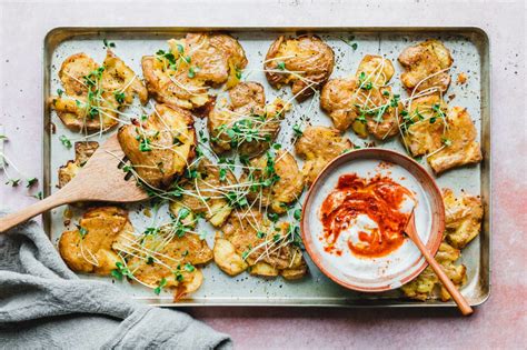 Smashed Potatoes mit Harissa-Joghurt & Microgreens · Eat this!