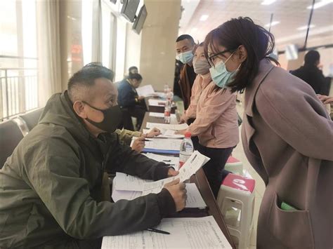 记者探访拉萨用工市场：技术型人才紧缺 月薪过万难招人_资讯_中国西藏网