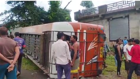 MP Road Accident: मंडला-रीवा में बेकाबू होकर पलटी यात्री बस, स्कूली ...