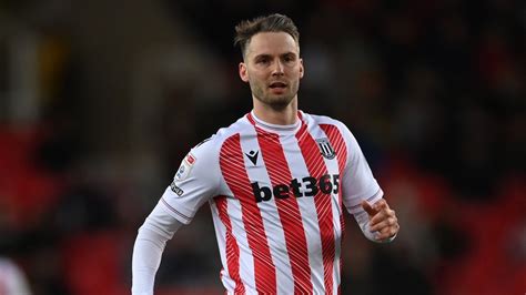 Another Wrexham target slips through the net? Former Man Utd star Nick ...