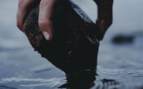 Download wallpaper 3840x2400 hand, stone, water, wet 4k ultra hd 16:10 ...