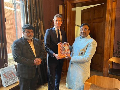Maharashtra Ministers sign MoU to bring back Wagh Nakh from UK