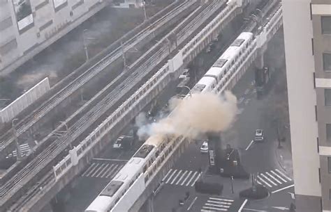 突发！上海地铁故障伴有烟雾和火光，乘客：列车停摆40分钟倒回_供电_南翔_花桥