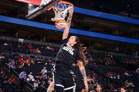 Brittney Griner delivers slam dunk to celebrate return to US