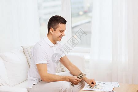 快乐的女士在家里做会计和看门的拇指高清图片下载-正版图片304511099-摄图网