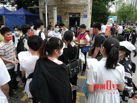 广西柳州举行高校毕业生专场招聘会 线上线下同时展开_新闻频道_中国青年网