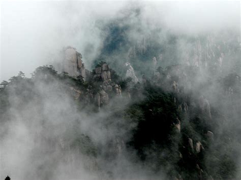 黄山不仅有奇松怪石，还有那赏不尽的云海美景